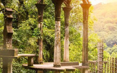 UN PAISAJE DE OTRO MUNDO CON UNA ARQUITECTURA SURREALISTA